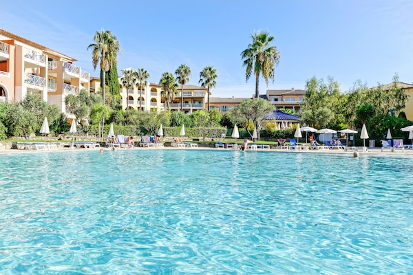 AuĂenpool (je nach Saison geöffnet), Sonnenschirme, LiegestĂŒhle