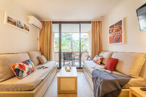 Studio 4 People - 1 night corner - Terrace - Air conditioned- Renovated | Living area
