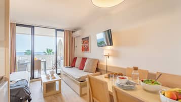Apartment 4 people - 1 bedroom - Terrace or balcony - Air conditionned - Sea view -ExpoSud Renovated | Living area | Flat-screen TV, books