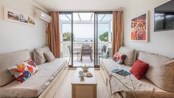 Appartement | Woonruimte | Flatscreentelevisie en boeken