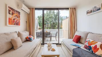 Apartment 6 people - 1 bedroom + 1 sleeping alcove - Terrace or balcony AC Renovated | Living area | Flat-screen TV, books