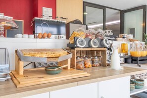 Café da manhã com buffet diário (EUR 12.90 por pessoa) 