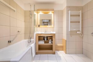 Appartement 1 chambre 5 personnes - Accés piscine | Bathroom | Bathtub, eco-friendly toiletries, hair dryer, towels - Comfort Aparthotel Marseille Prado Plage (Marseille)