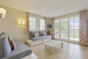 Apartment 8 people - 2 bedrooms + 1 sleeping alcove - Terrace or balcony | Living area | Flat-screen TV, books