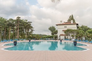 Seasonal outdoor pool, pool umbrellas, sun loungers