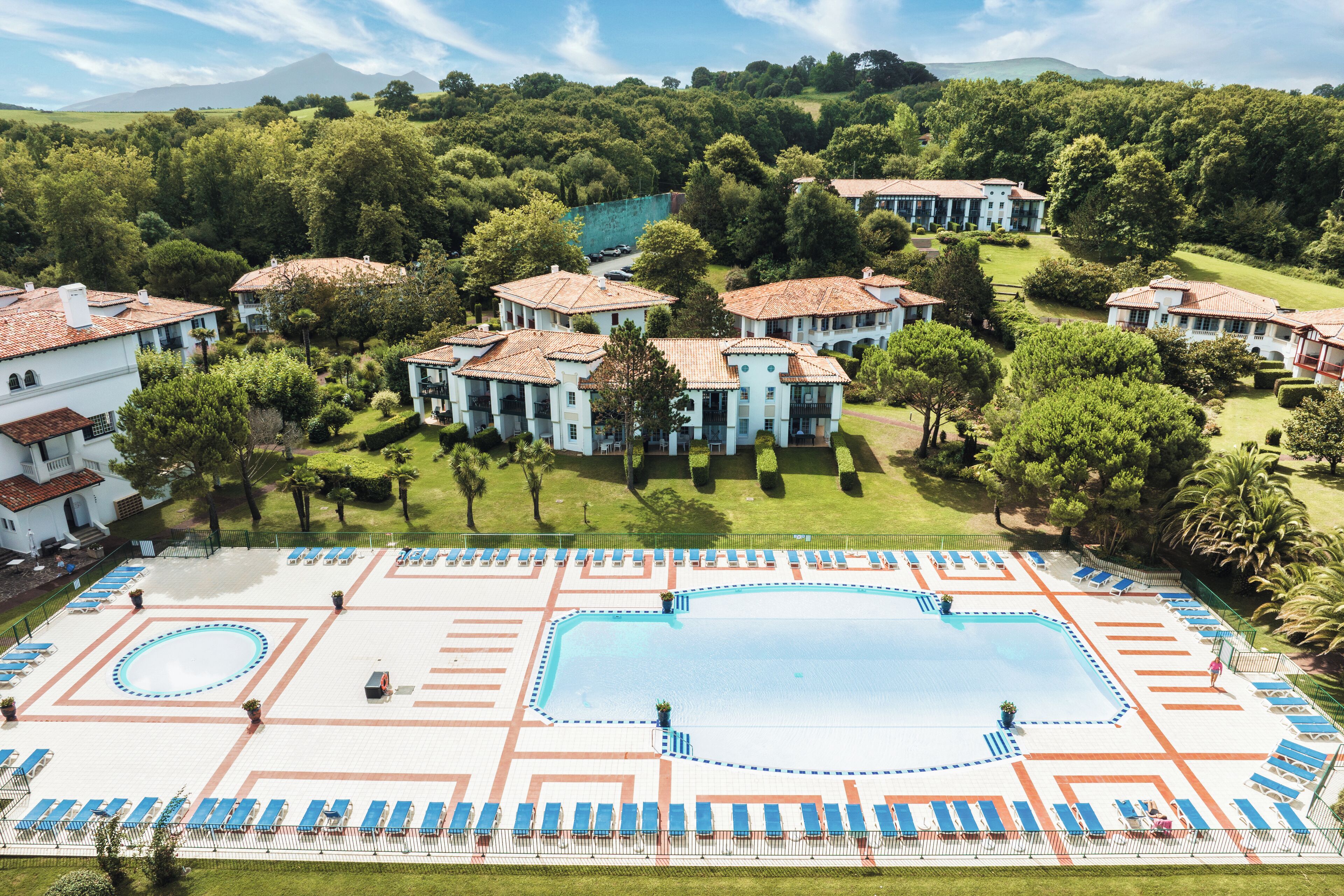 Außenpool (je nach Saison geöffnet), Sonnenschirme, Liegestühle