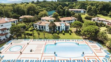 Außenpool (je nach Saison geöffnet), Sonnenschirme, Liegestühle