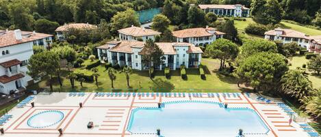 Alberca al aire libre por temporada y sombrillas en la alberca