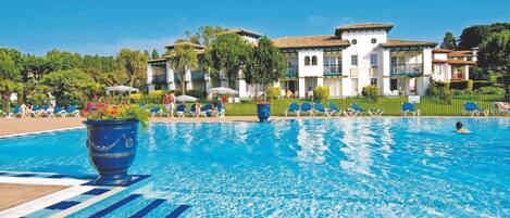 Piscine extérieure (ouverte en saison), parasols de plage