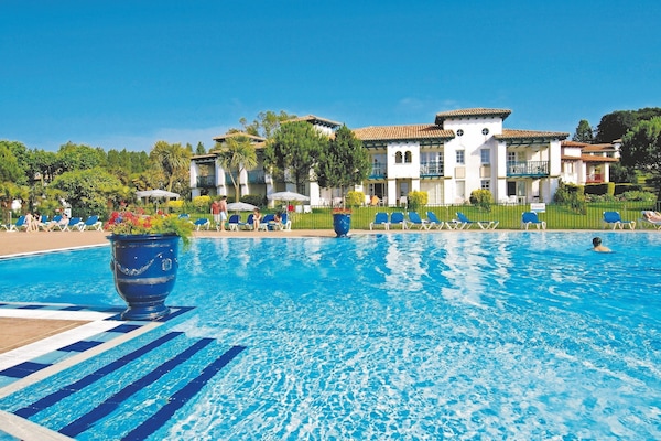 Piscina stagionale all'aperto, ombrelloni da piscina, lettini