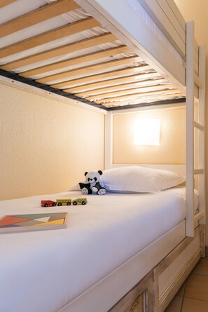 1 bedroom, iron/ironing board, cots/infant beds, free WiFi