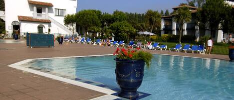 Außenpool (je nach Saison geöffnet), Sonnenschirme, Liegestühle