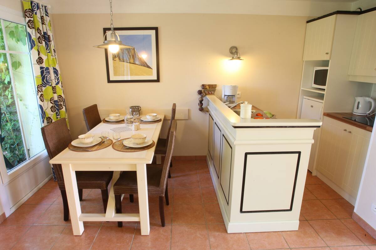 Casa estándar, 3 habitaciones | Cocina privada | Cafetera y tetera, refrigerador, microondas y parrilla de estufa