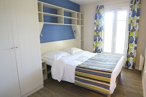 Caja fuerte, cortinas opacas, tabla de planchar con plancha