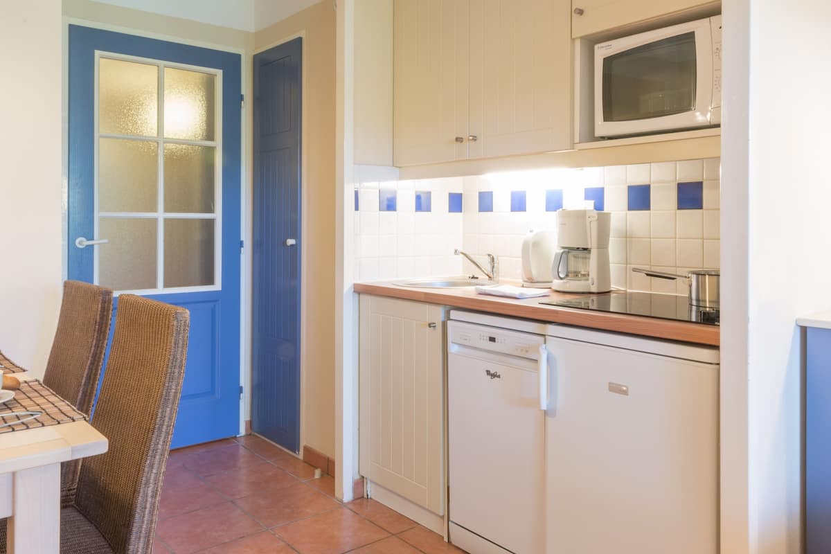 Departamento estándar, 1 habitación | Cocineta privada | Cafetera y tetera, refrigerador, microondas y parrilla de estufa