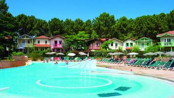 Piscina externa, guarda-sóis, espreguiçadeiras