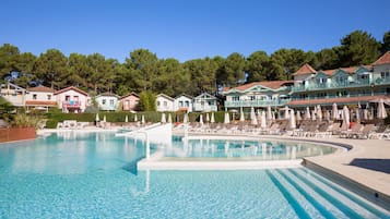 Piscine extérieure, parasols de plage, chaises longues