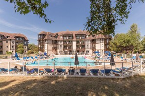 Piscine extérieure, parasols de plage, chaises longues