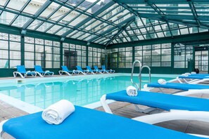 Una piscina cubierta