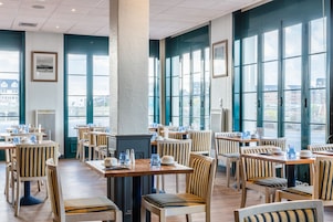 Café da manhã com buffet todos os dias mediante uma taxa