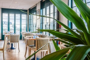 Tägliches Frühstücksbuffet (20 EUR pro Person)