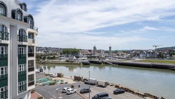 Un hôtel situé au bord de l’eau, offrant une vue sur le port de plaisance et le paysage urbain.