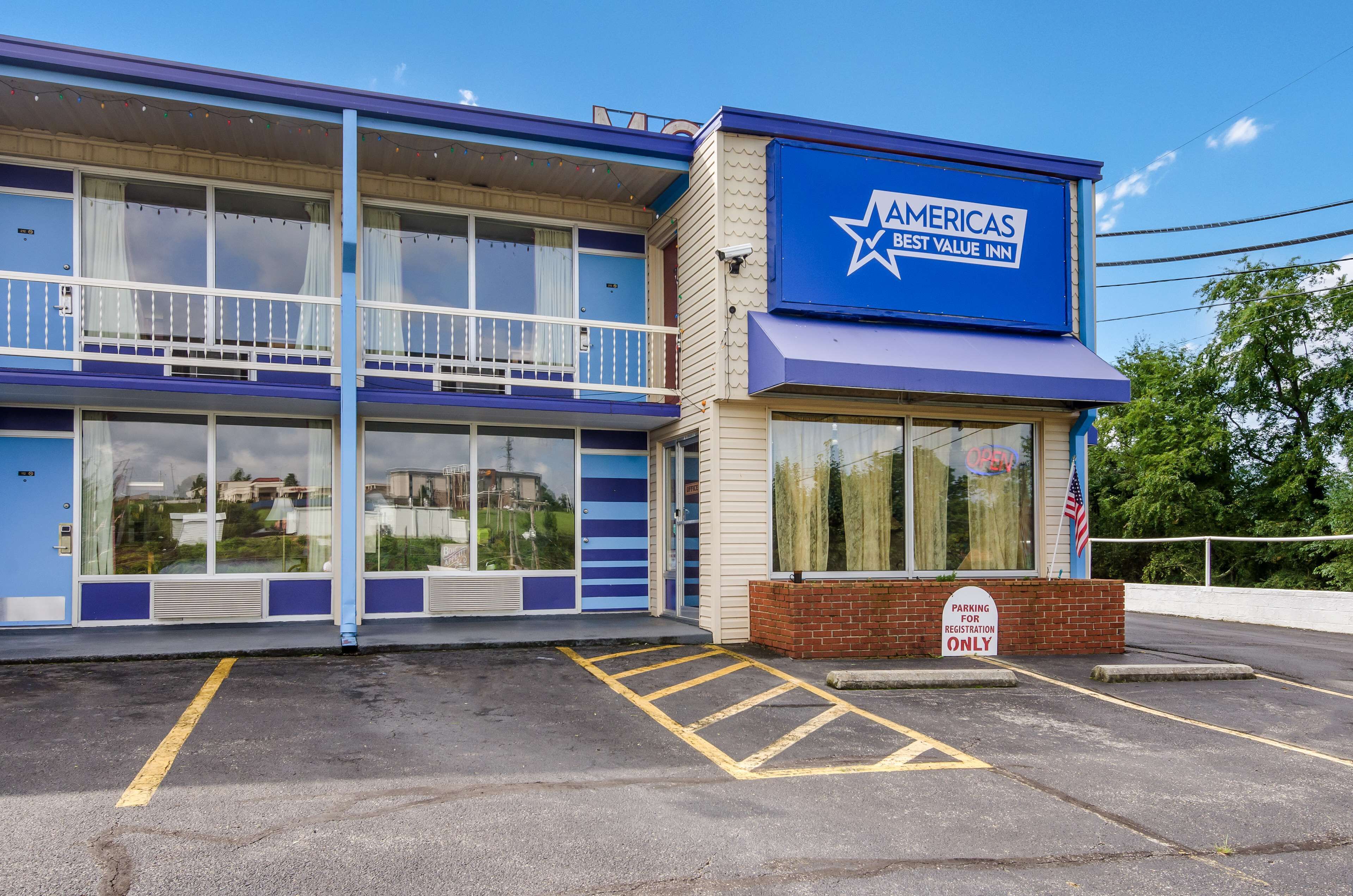 Un bâtiment à deux étages aux couleurs bleu et blanc, sur lequel on peut lire l’inscription « AMERICAS Best Value Inn ».