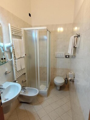 Chuveiro com efeito de chuva, produtos de toalete grátis