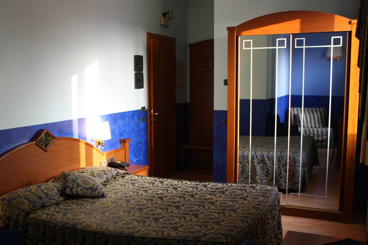 ミニバー、セーフティボックス (室内)、客室ごとに異なるインテリア、デスク