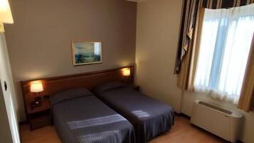 Standaard kamer, 1 twee- of 2 eenpersoonsbedden | Een minibar, een kluis op de kamer, individueel gemeubileerd, een bureau