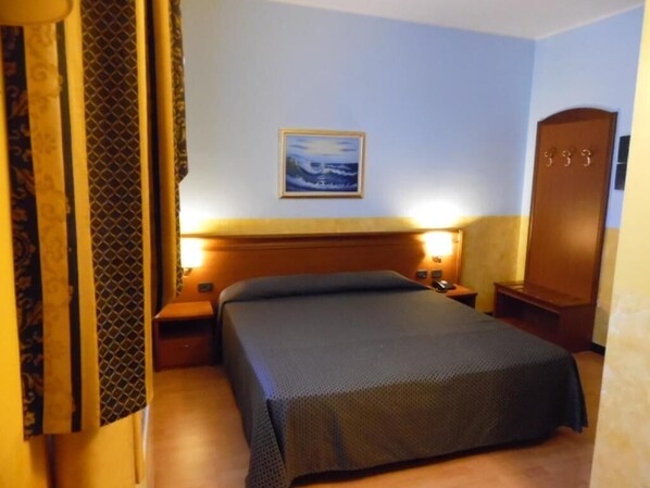 Minibar, in-room safe, individually furnished, desk - Hotel Majestic (San Giuliano Milanese)
