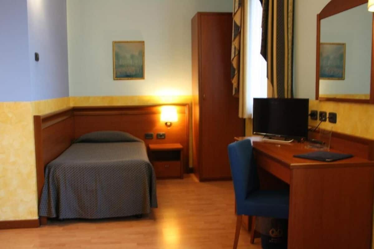 Single Room | Minibar, in-room safe, individually furnished, desk