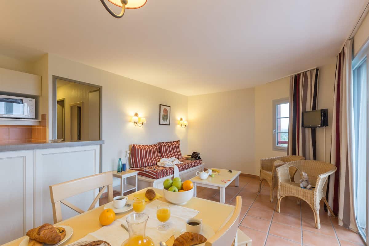Standard - Apartment 6 people - 1 bedroom + 1 sleeping alcove | Living room | Flat-screen TV