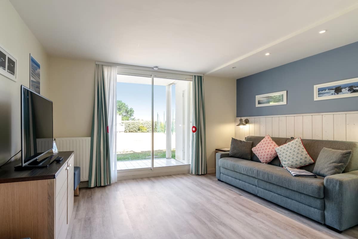 Apartment 6 people - 2 bedrooms - Terrace or balcony | Living area | TV