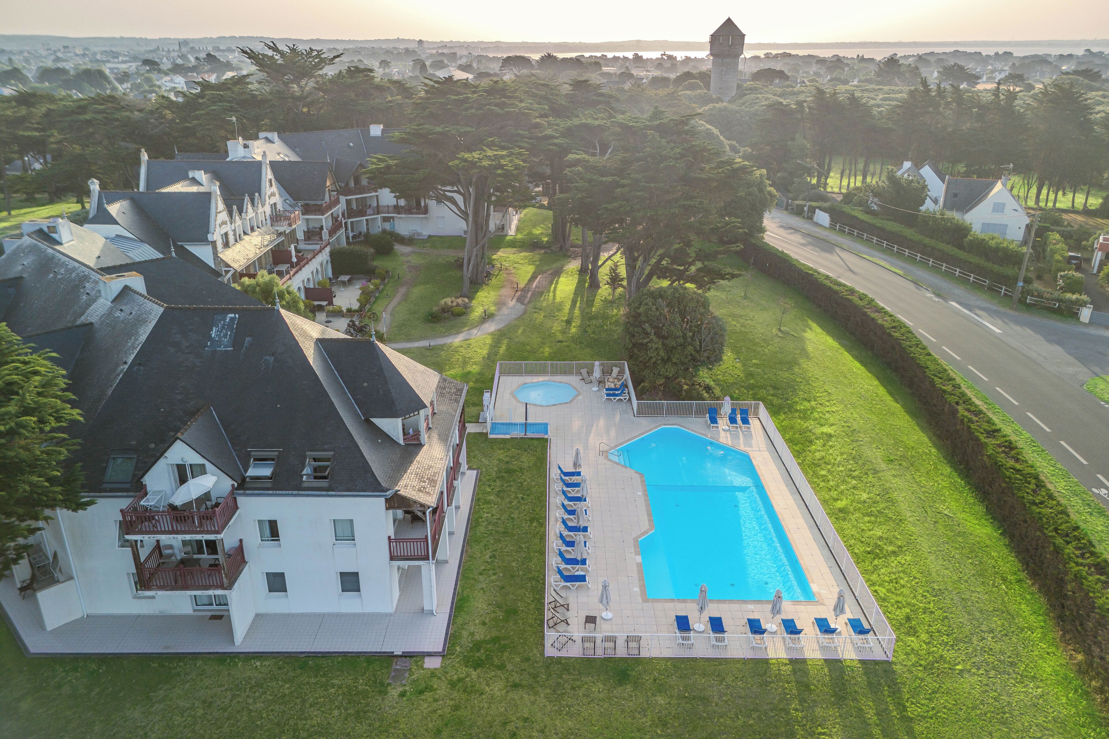 Piscina externa sazonal, guarda-sóis, espreguiçadeiras