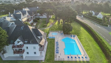 Piscina externa sazonal, guarda-sóis, espreguiçadeiras