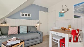 Apartment 4 people - 1 bedroom - Terrace or balcony | Living area | TV