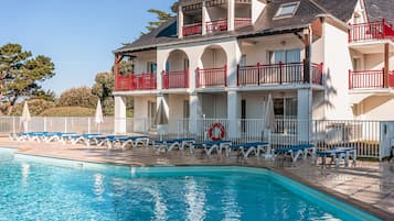 Piscina externa sazonal, guarda-sóis, espreguiçadeiras