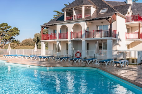 Seasonal outdoor pool, pool umbrellas, sun loungers