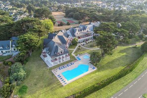 Seasonal outdoor pool, pool umbrellas, pool loungers - Pierre & Vacances Premium Le Domaine de Cramphore (Le Pouliguen)