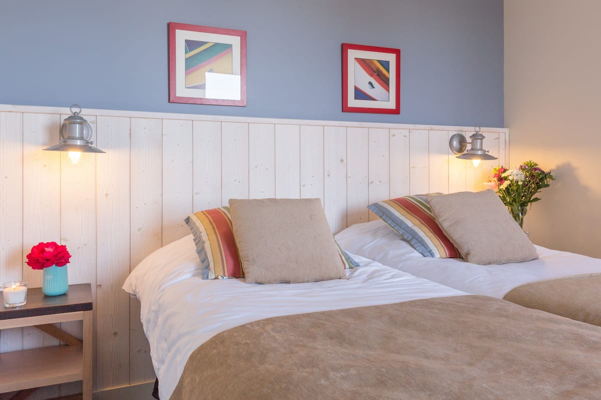 Apartment 4 people - 1 bedroom - Terrace or balcony - Sea view | 1 bedroom, in-room safe, iron/ironing board, cribs/infant beds