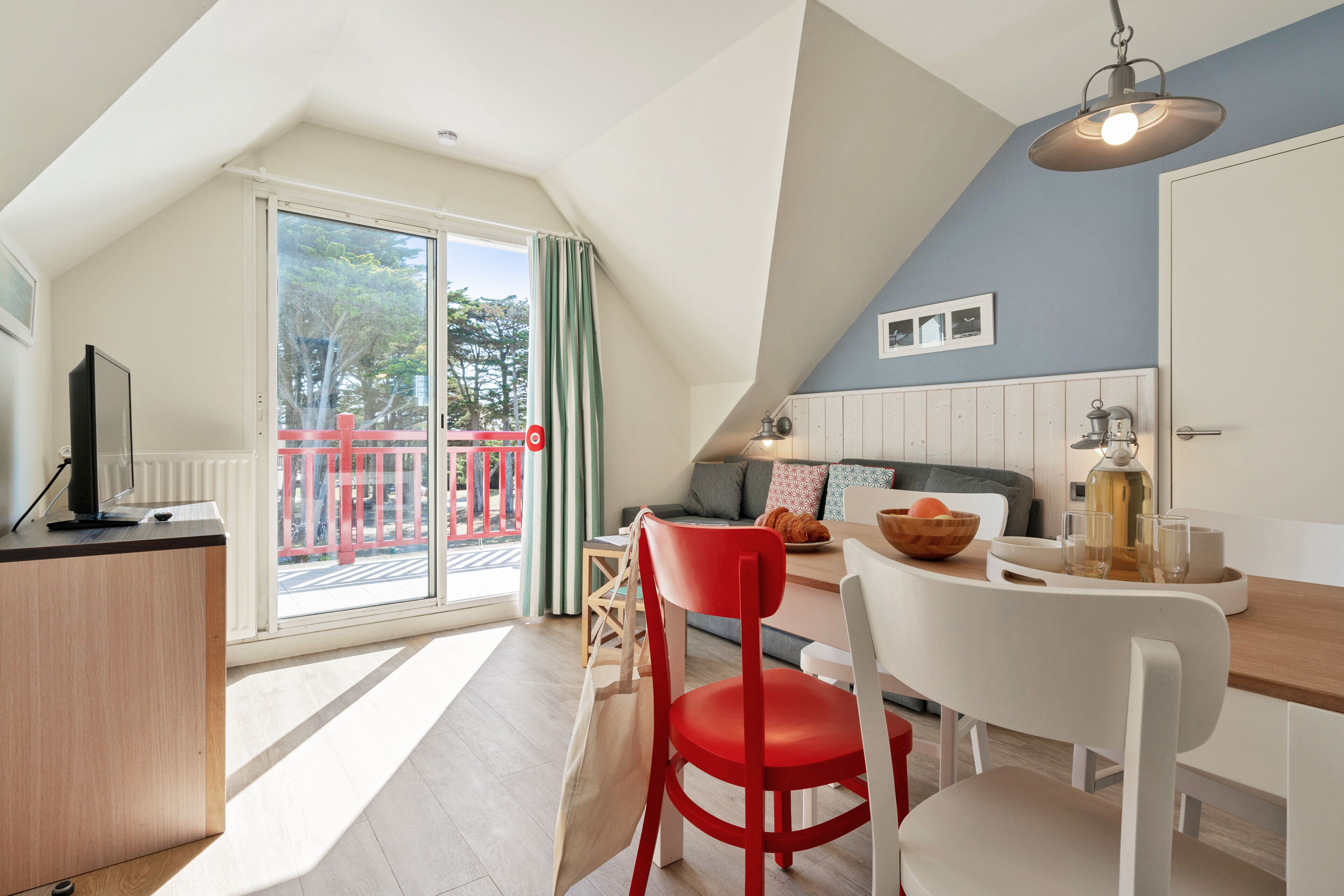 Căn hộ, 1 phòng ngủ, ban công | Khu phòng khách | TV 