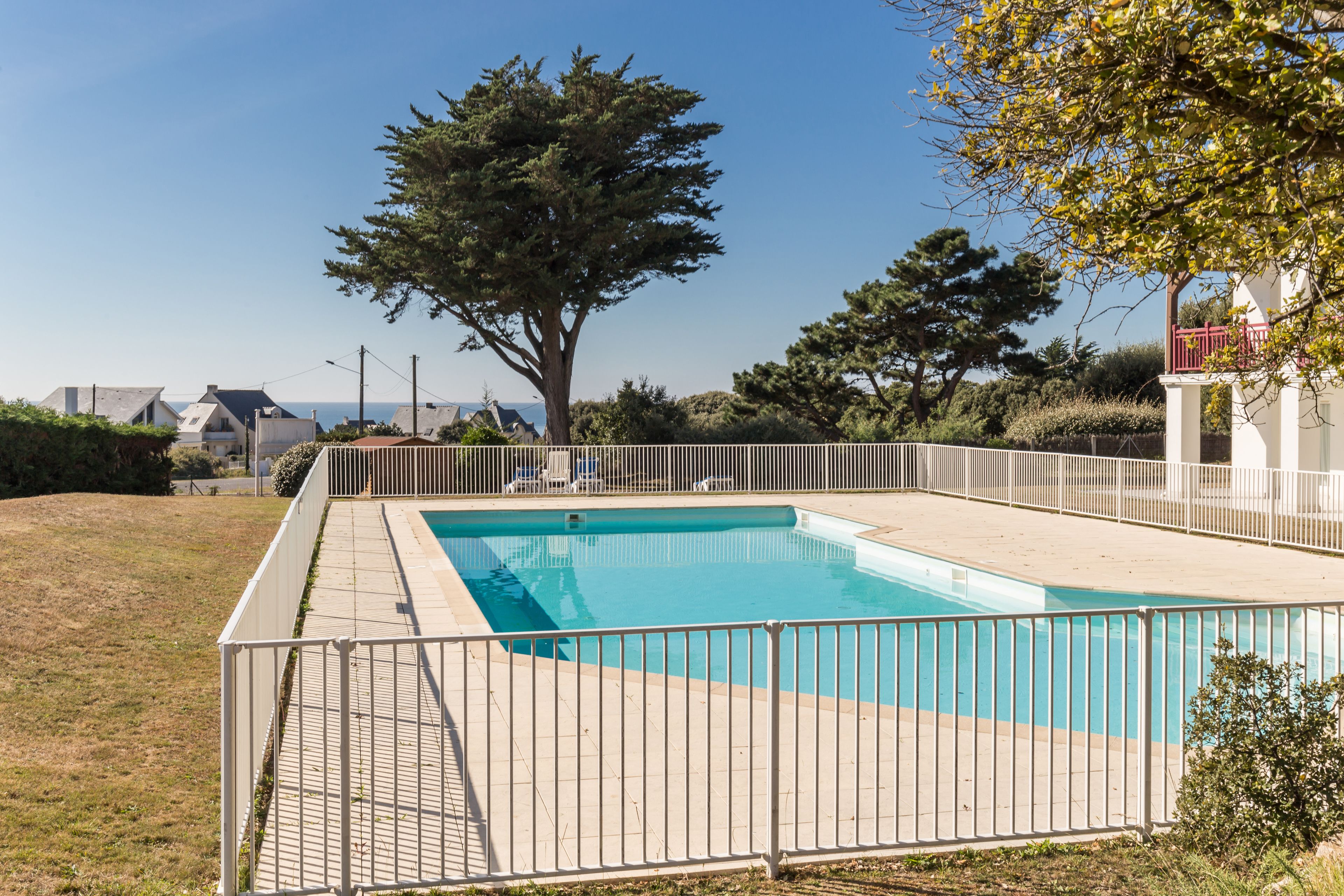 Außenpool (je nach Saison geöffnet), Sonnenschirme, Liegestühle