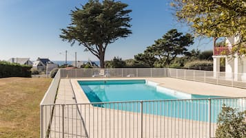 AuĂenpool (je nach Saison geöffnet), Sonnenschirme, LiegestĂŒhle