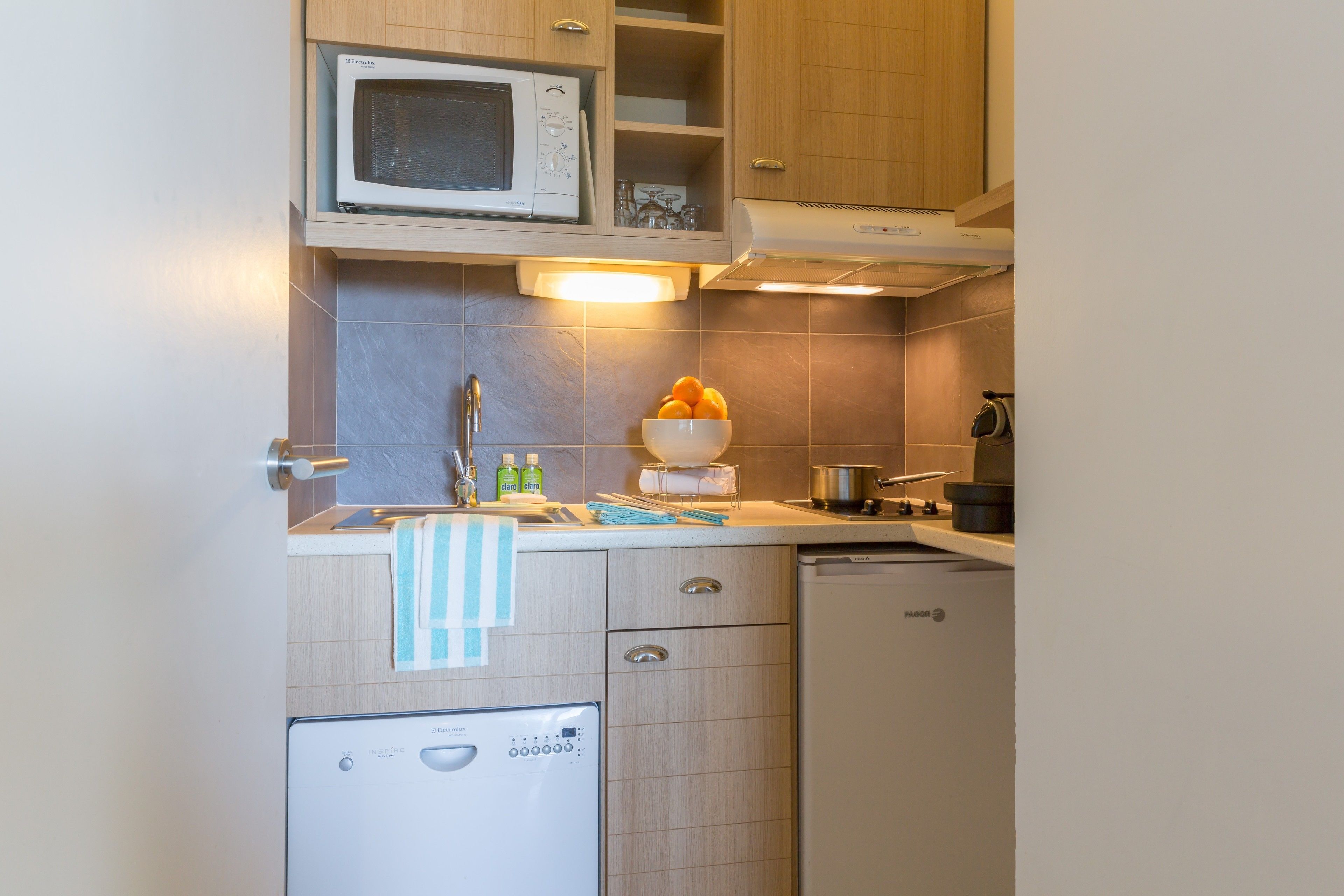 Departamento, 1 habitación, balcón, vista al mar | Cocina privada | Cafetera de espresso, cafetera y tetera, refrigerador y microondas 