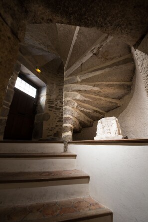 Una escalera de piedra con un muro de piedra y una ventana.