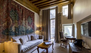 Suite Cîteaux | Living area | Flat-screen TV