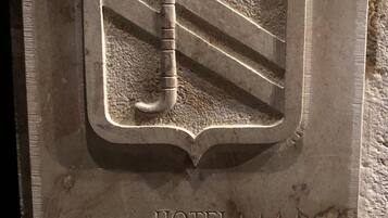 A stone plaque with the inscription "HOTEL RECEPTION SONNETTE BELL".