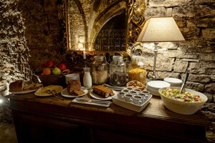 Daily continental breakfast (EUR 25 per person)