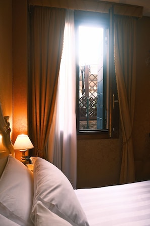 Quarto básico, 1 cama de casal, no mezanino | Roupas de cama antialérgicas, edredons de pluma